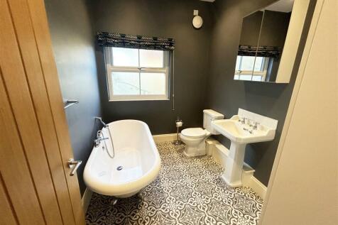 GROUND FLOOR BATHROOM