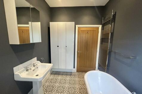 GROUND FLOOR BATHROOM