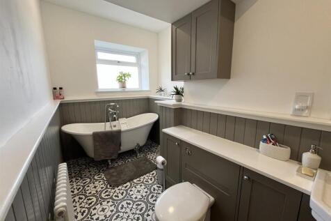 EN-SUITE BATHROOM