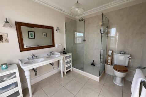 EN-SUITE SHOWER ROOM