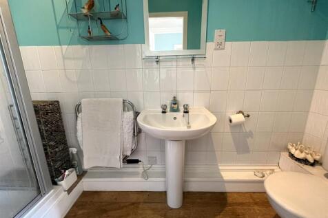 EN-SUITE SHOWER ROOM