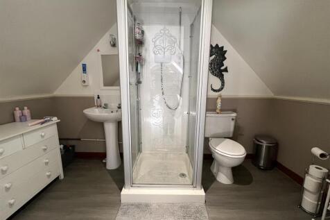 EN-SUITE SHOWER ROOM