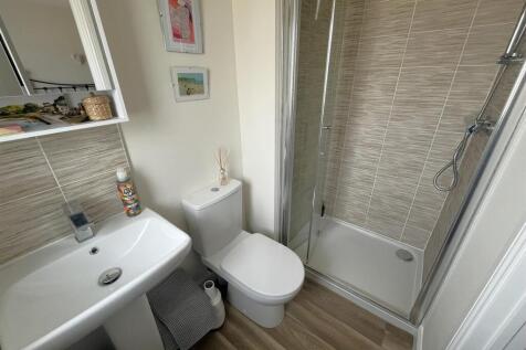 EN-SUITE SHOWER ROOM