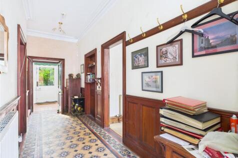18 - LARGE HOUSE WITH ATTACHED 3- BED ANNEX THORNB