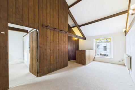 30 - LARGE HOUSE WITH ATTACHED 3- BED ANNEX THORNB
