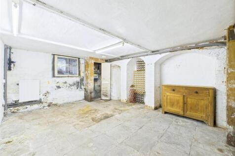 12 - LARGE HOUSE WITH ATTACHED 3- BED ANNEX THORNB