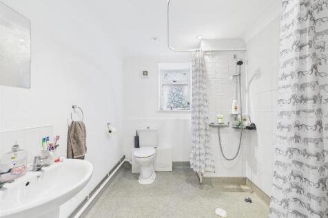 8 - Spacious Garden Flat for Auction, Kingswood.jp