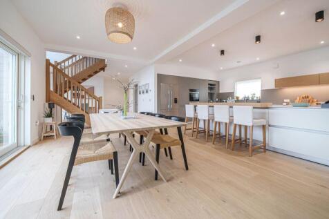 Dining/kitchen area
