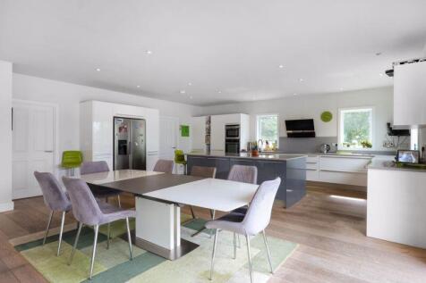 Dining to kitchen