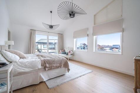 Master bedroom with ensuite and walk-...