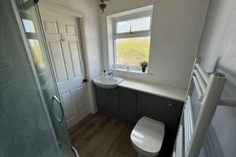 ENSUITE SHOWER ROOM