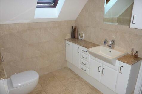 EN-SUITE SHOWER ROOM