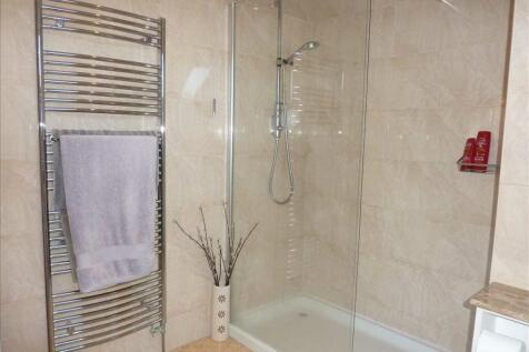 EN-SUITE SHOWER ROOM