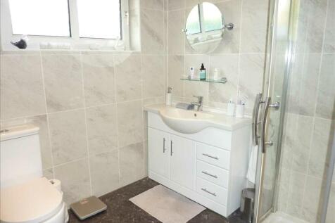 EN-SUITE SHOWER ROOM