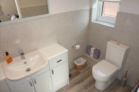 EN-SUITE SHOWER ROOM