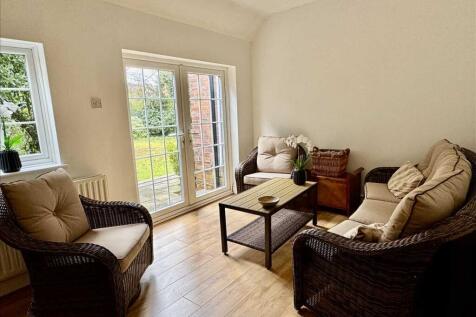LIVING ROOM/BEDROOM