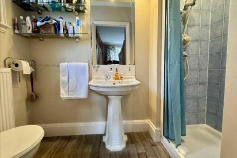 EN-SUITE SHOWER ROOM