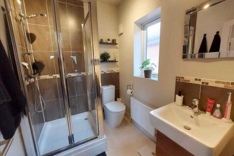 ENSUITE SHOWER ROOM