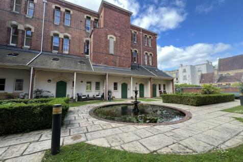 Shaftesbury Hall | Courtyard