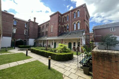 Shaftesbury Hall | Communal grounds