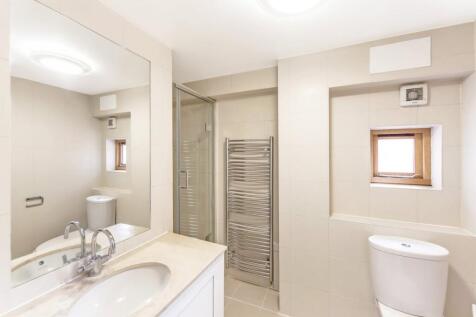 2 25 Emperors  bathroom.jpg