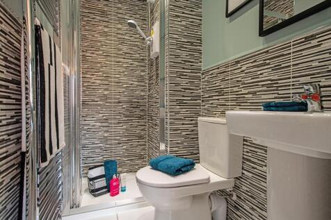 Handy en suite shower room to the main bedroom