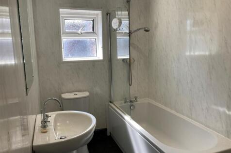 76 High Street - bathroom.jpg