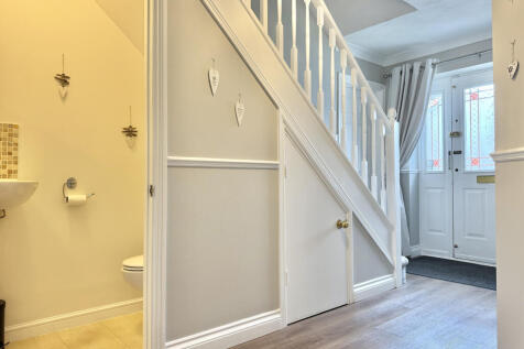 Entrance Hallway/Cloakroom