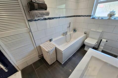 Ensuite bathroom.jpg