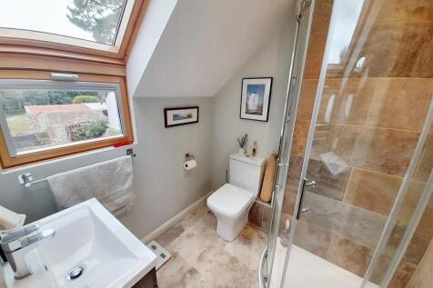 Ensuite (bedroom 3) - first floor