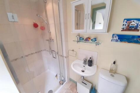 Ensuite (bedroom 1) - second floor