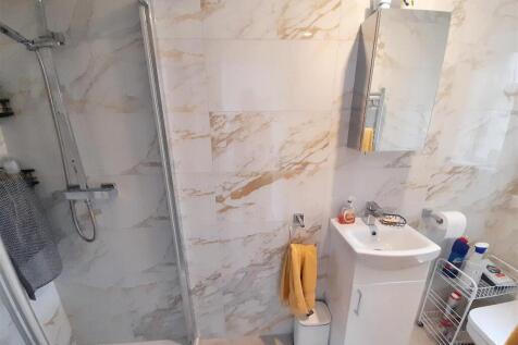 Ensuite 2 new.jpg