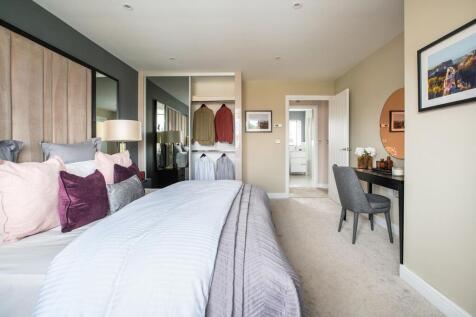 King-size bedroom with space for storage