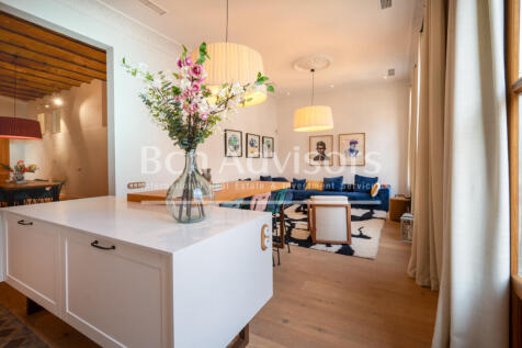 Excellent-renovated-modernist-apartment-with-te...
