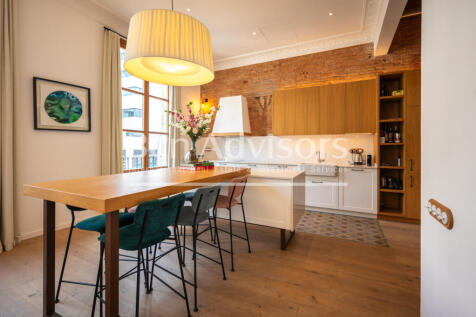 Excellent-renovated-modernist-apartment-with-te...