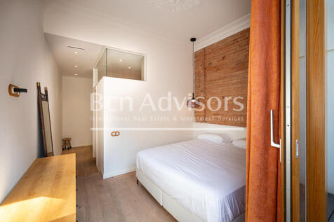 Excellent-renovated-modernist-apartment-with-te...