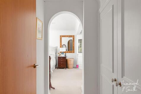 Walk-in wardrobe / dressing area