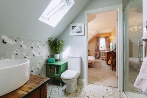 En-suite to principle bedroom