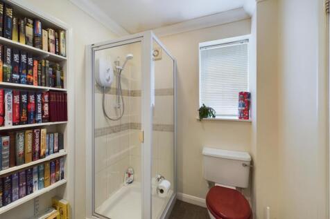 EN-SUITE SHOWER ROOM