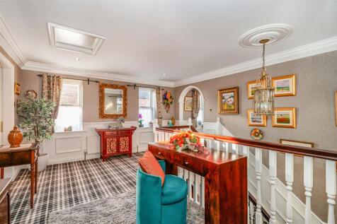 GALLERIED LANDING