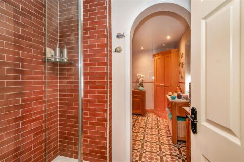 BATHROOM / EN-SUITE