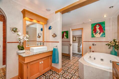 BATHROOM / EN-SUITE