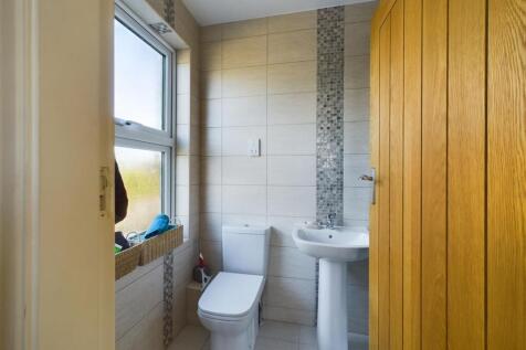 EN-SUITE SHOWER ROOM
