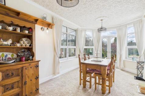 SITTING ROOM/ DINING AREA