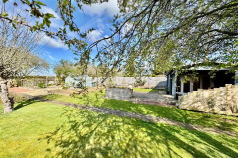 Lawn &amp; Summer House 
