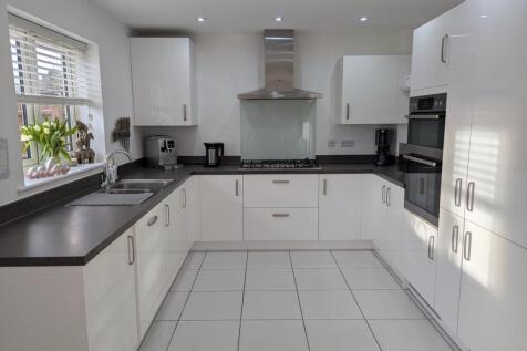 Fully Fitted Kitchen 
