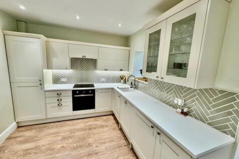 Fully Fitted Kitchen