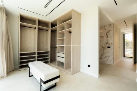Walk in wardrobe