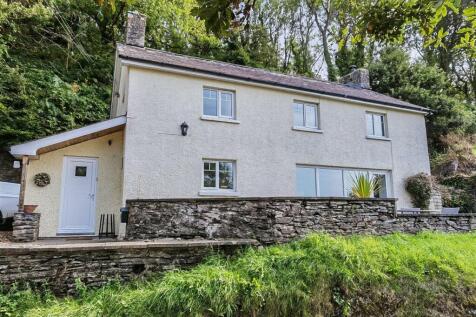 Front view of property