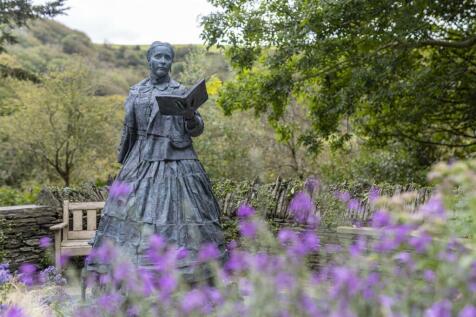 Sarah Jane Rees (Crannogwen) who's father built th